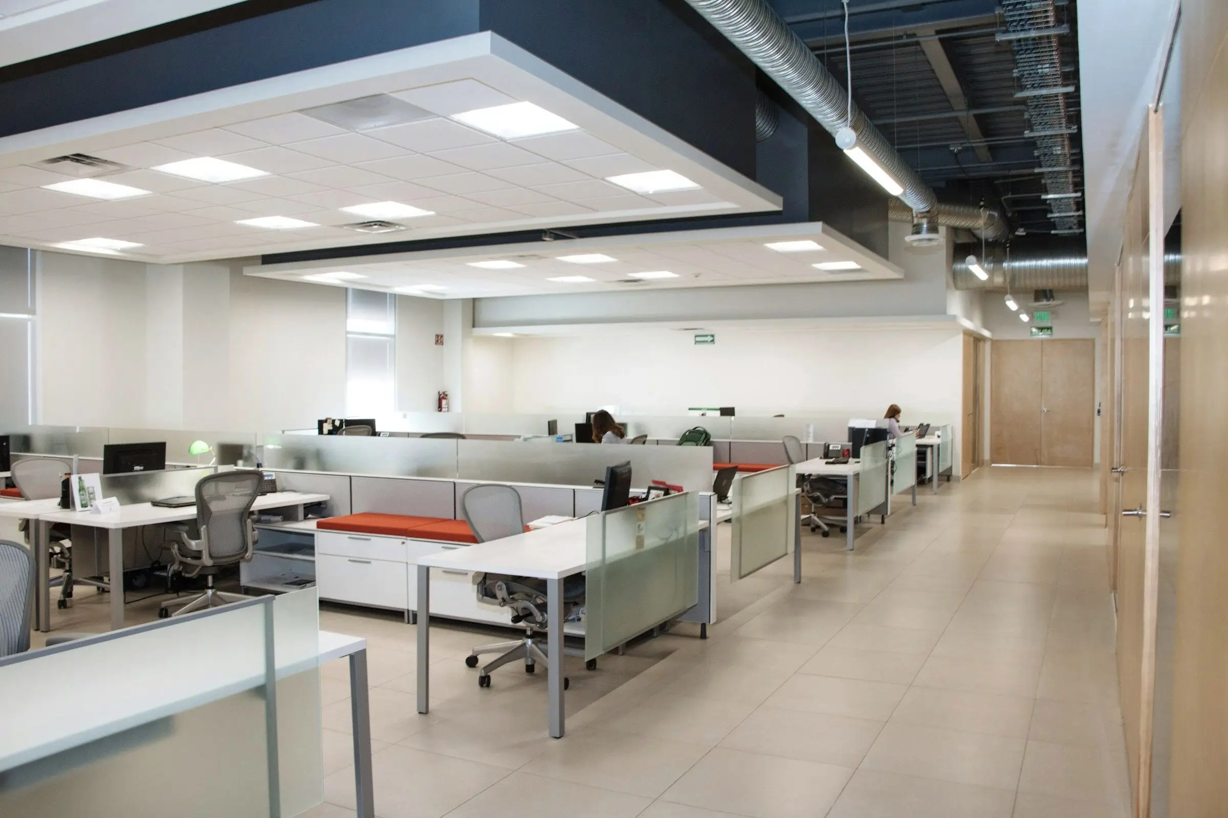 Plateau de bureaux ouvert et lumineux
